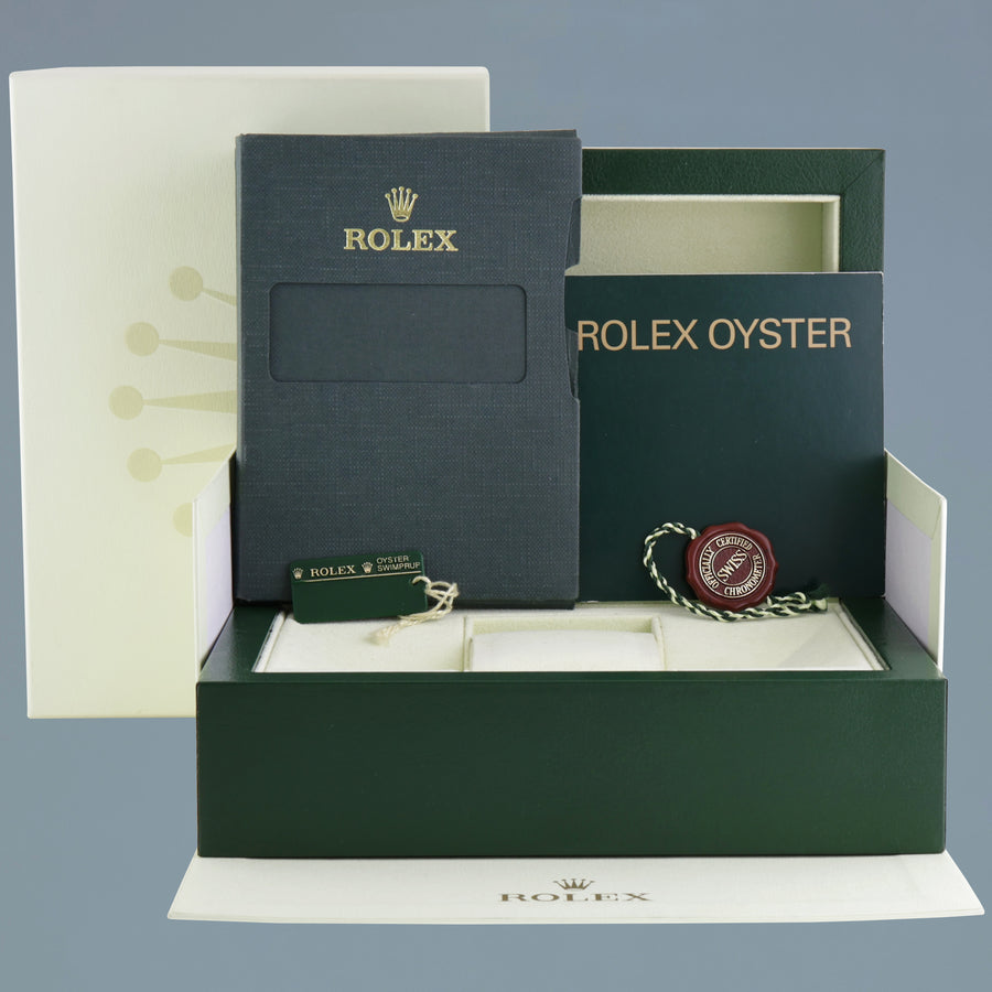 2005 MINT Rolex Submariner Date 16610 Steel Black 40mm Watch Box
